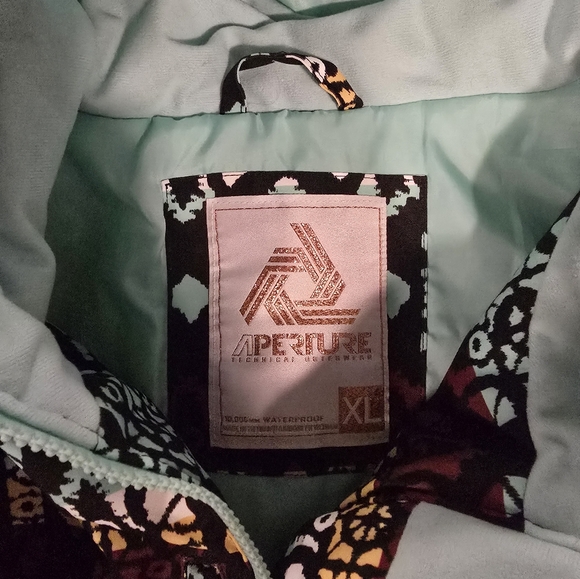 Aperture snowboarding jacket, NWOT - Picture 3 of 4